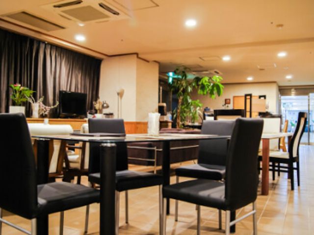 居心地の良いダイニングルーム ダイニングルーム 広々とした空間で、自然光が心地よく差し込んでいます。リラックスしながら過ごせる環境です。