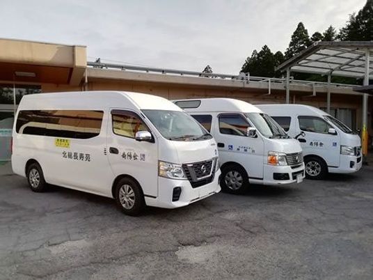 送迎車が並ぶ外観  