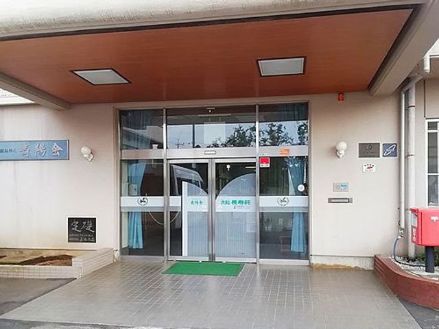 広いエントランス玄関 エントランス 広々としたエントランスは、車椅子でも通りやすい設計です。明るい自然光が心地良い空間を演出します。