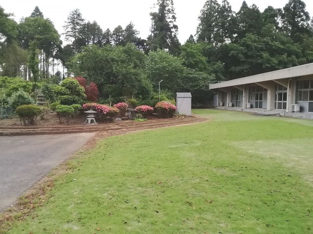 美しい庭が広がる庭 庭 広々とした芝生と植栽が整った庭です。晴れた日にはゆったりと過ごせる憩いの場です。