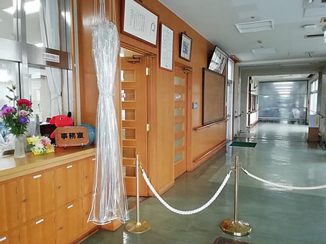 明るい廊下の様子 廊下 外の光が豊かに入り込む静かな廊下です。落ち着いた雰囲気の中、快適に働けそうです。