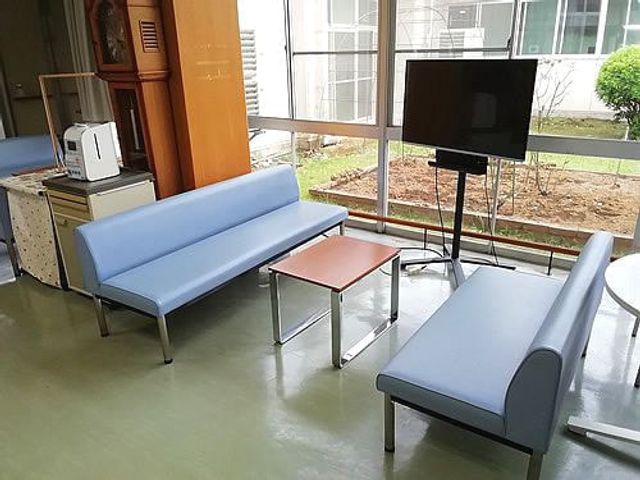大きな窓のラウンジ ラウンジ 自然光が差し込むラウンジでは、ゆったりと過ごしながらリフレッシュできます。テレビも設置されています。