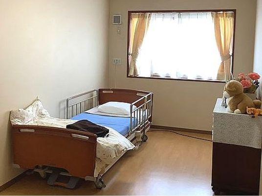 明るい居室のベッド  