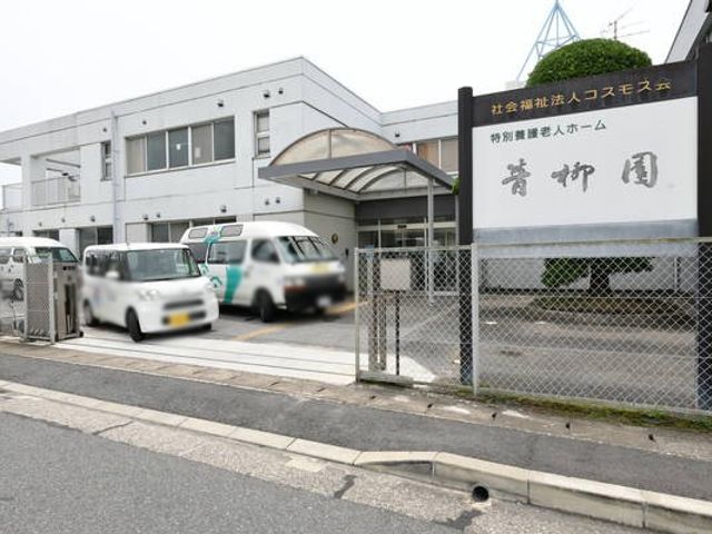 建物の正面 外観 広々とした駐車スペースがあり、アクセスが便利な施設です。車での通勤がしやすい環境になっています。