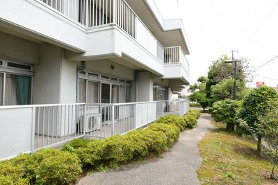 緑に囲まれた建物の外観