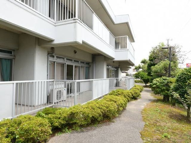 緑に囲まれた建物の外観 外観 緑が豊富な環境に囲まれており、穏やかな雰囲気を演出しています。