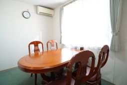 明るいダイニングテーブル