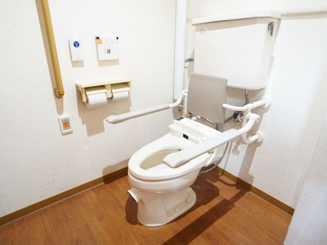 バリアフリートイレ トイレ 安全かつ快適にご使用いただける手すり付きトイレです。機能性を重視した設計で、多様なニーズに対応しています。