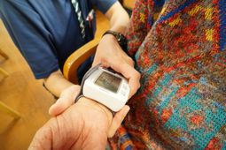 血圧測定をする様子