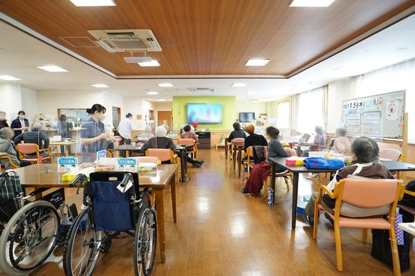 広々とした明るい食堂