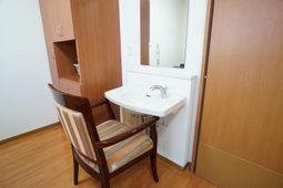 居室内の洗面台と椅子