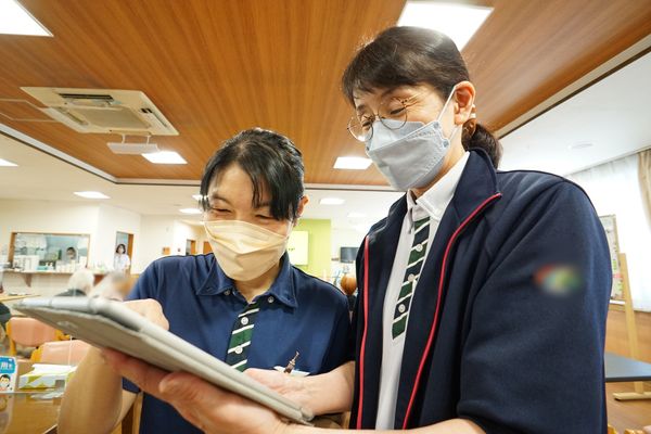 スタッフが協働する様子