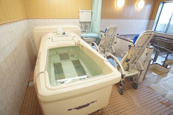 特殊浴槽と介助用椅子