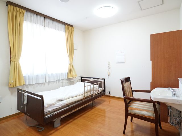 居心地の良い居室 居室 温かみのあるカーテンが配された清潔感のある居室です。シンプルで使いやすい設備が整っており、快適な日々を過ごせます。