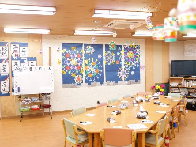 共用スペースのテーブル ラウンジ 広々とした暖かい雰囲気の共用スペースです。明るい装飾が施され、開放感があります。