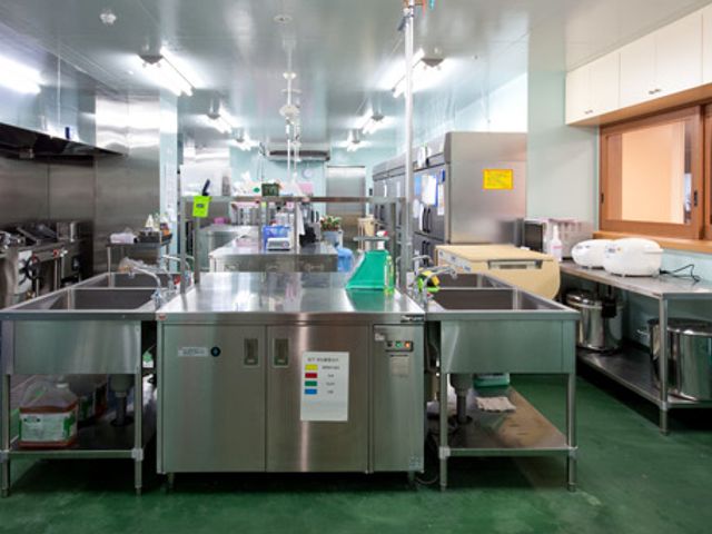 調理設備が整ったキッチン キッチン 清潔で広々とした作業スペースのある調理場です。効率的な業務が可能です。