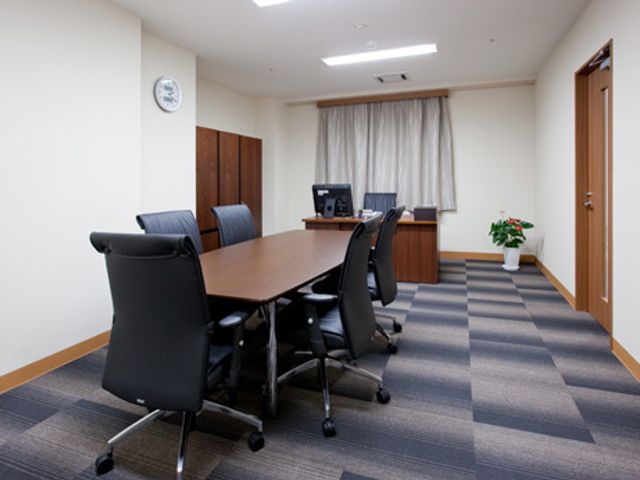 ミーティング用の部屋 多目的室 落ち着いた雰囲気の多目的室では、ミーティングや小規模な研修に最適です。