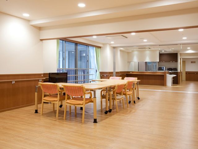 自然光が入るダイニングルーム ダイニングルーム 自然光が差し込む広々とした空間で、食事や会話を楽しめる明るいダイニングルームです。