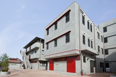 モダンな外観の建物