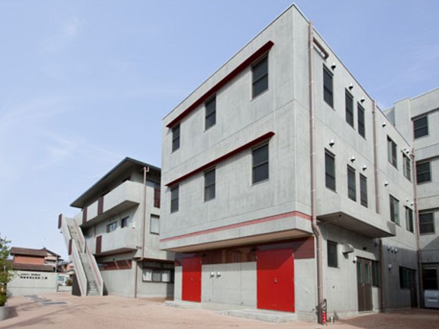 モダンな外観の建物 外観 現代的なデザインが魅力の建物です。職場としても働きやすい環境を提供します。