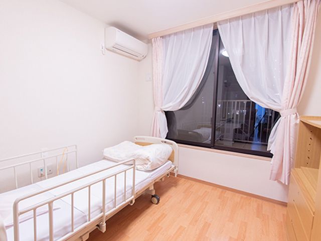窓のある居室 居室   大きな窓から自然光が差し込む居室です。落ち着いた雰囲気でリラックスできます。