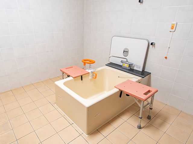 安全設備の浴槽 浴室 安全設備が整った浴槽です。座りやすい設計で、介助が必要な方も安心して利用可能です。