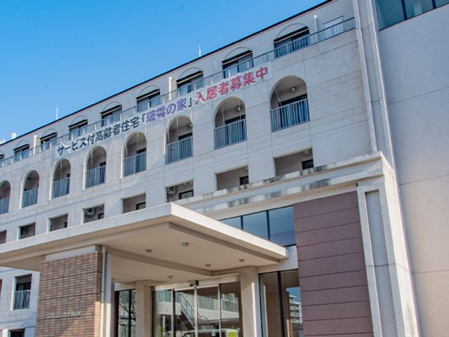 外観 外観 美しい建物で、快適に働きやすい環境です。青空の下、しっかりとした施設の外観が印象的です。
