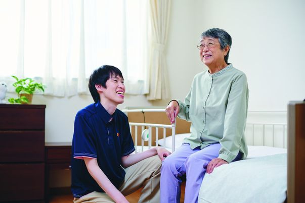 居室で話すスタッフ