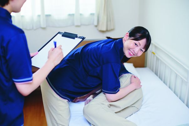 笑顔の介護士がいる居室