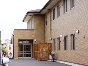 明るい外観の建物エントランス