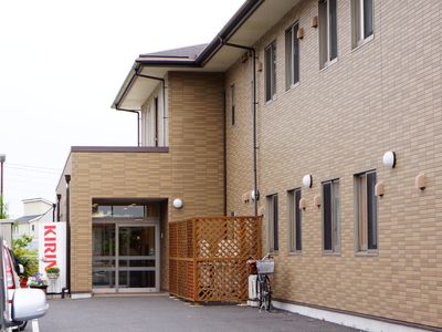 明るい外観の建物エントランス