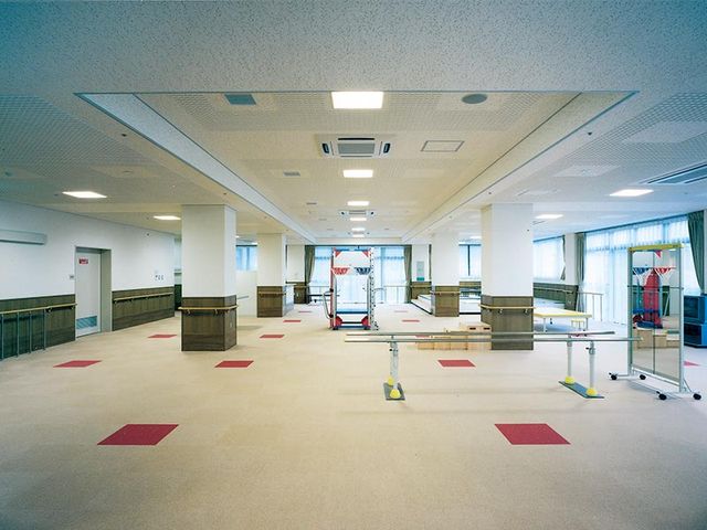開放的な機能訓練室 機能訓練室 広々とした空間が広がる機能訓練室です。運動器具が揃い、活動しやすい環境が整っています。