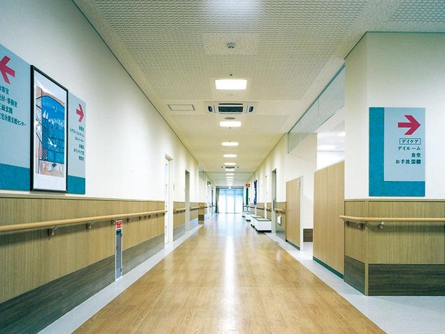明るく広い廊下 廊下 広々とした廊下は自然光が差し込み、移動がしやすくなっています。手すりも設置されています。