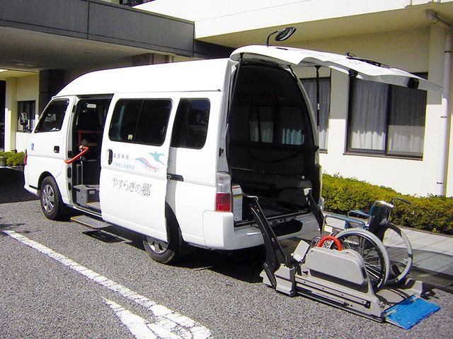 車椅子対応のバン 外観 車椅子の方も安心して利用できるリフト付きの送迎車です。快適な移動をサポートします。