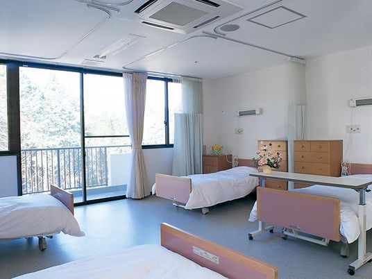 明るい病室の居室