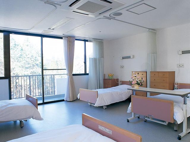 明るい病室の居室 居室 大きな窓から自然光が差し込み、明るい居室は快適な環境です。ベッドの間隔も広く取られています。