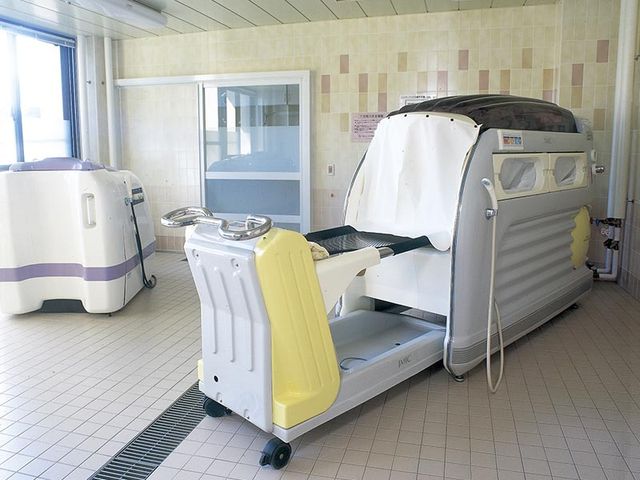 浴室の機器 浴室 広々とした空間に設置されている特殊浴槽は、リハビリや介助に適しております。