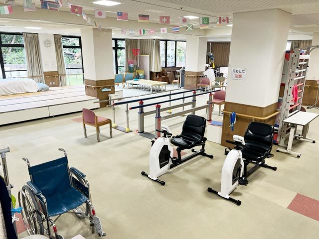 運動機能の回復を支援する機能訓練室 機能訓練室 明るい空間で、リハビリを支援する設備が充実しています。利用者の快適さを考慮した設計です。