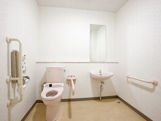 安全なトイレ空間 トイレ 手すり付きのトイレで安心して利用できます。清潔感のある快適な空間です。