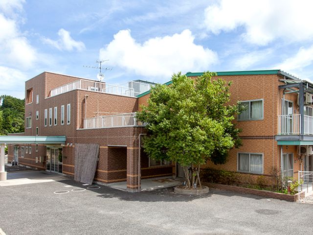 自然豊かな外観 外観 緑に囲まれた施設の建物です。働く環境として、静かで落ち着きのある場所です。