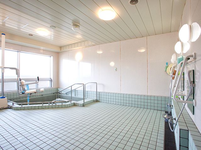 光が差し込む浴室 浴室 光が差し込む設備の整った浴場です。広々とした空間で快適に使えます。