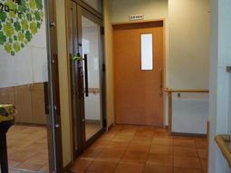 温かみのある廊下と扉