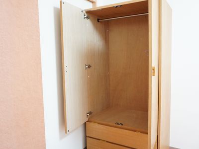 木製の空のクローゼット