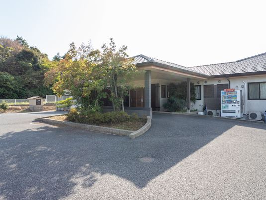 緑に囲まれた建物の外観