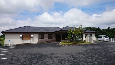 広い駐車場がある建物