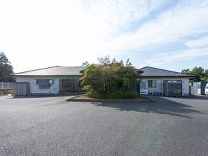 広い敷地の建物
