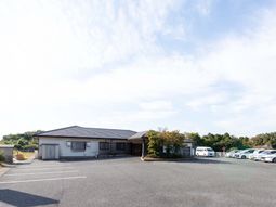 駐車場と建物の外観