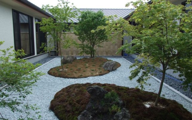 緑豊かな中庭