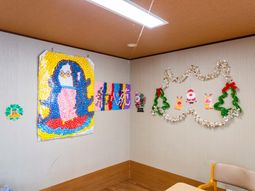 色とりどりの壁面飾りの部屋