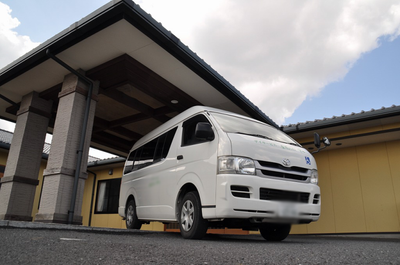 エントランス付近の送迎車